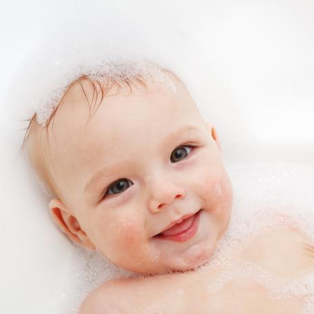 Conseils et étapes pour donner le bain à bébé - La Belle Adresse